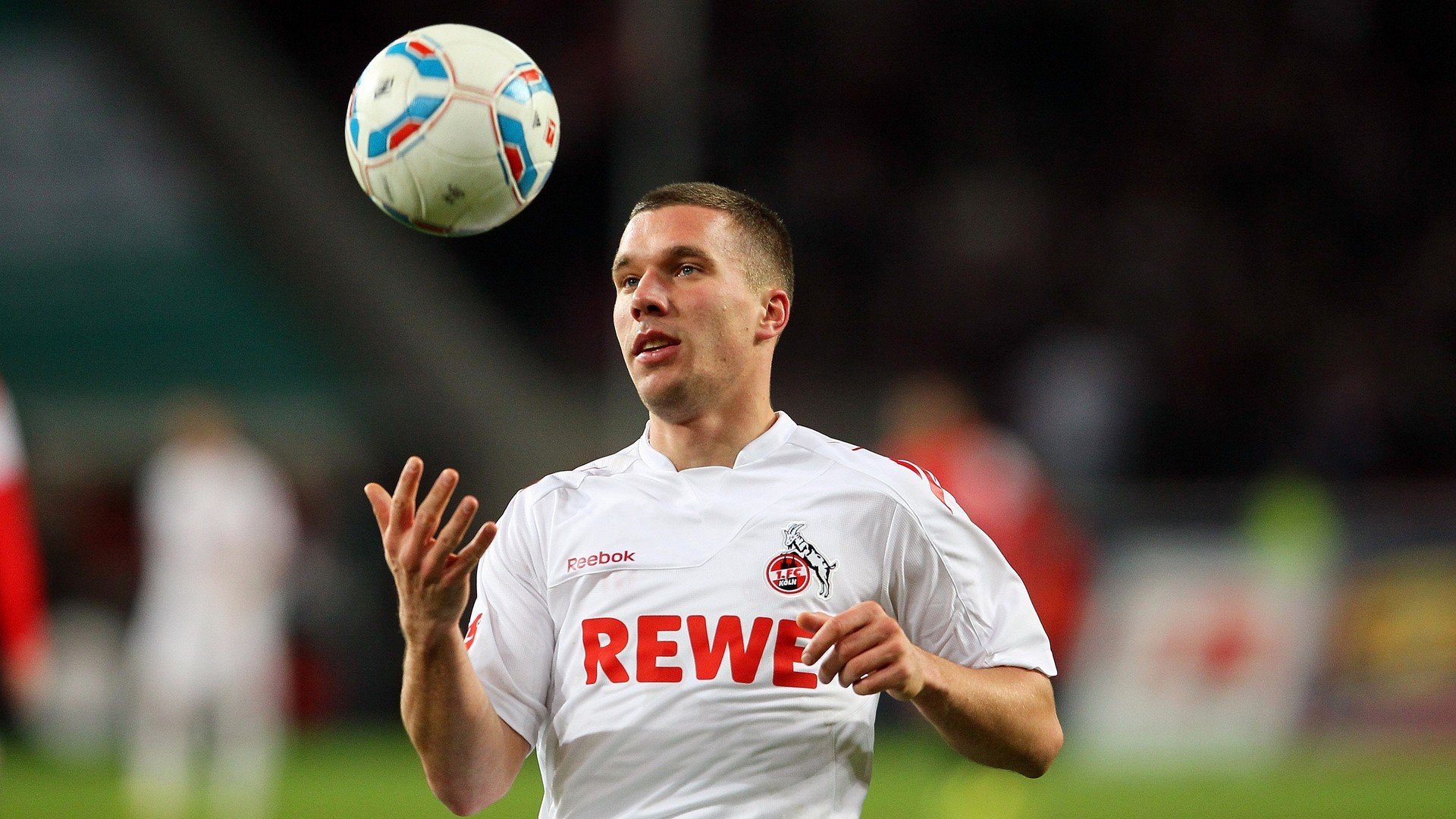 尼斯依靠高位压迫打乱对手节奏,尼斯持刀袭击